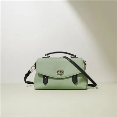 Nejlepší malé kožené crossbody kabelky s klopou pro ženy